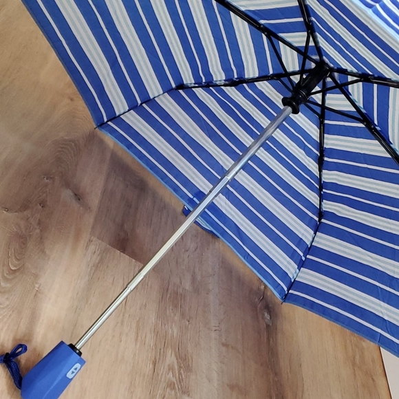 Nautica Multi-Blue Striped Umbrella & Atuo Handle - Picture 6 of 9